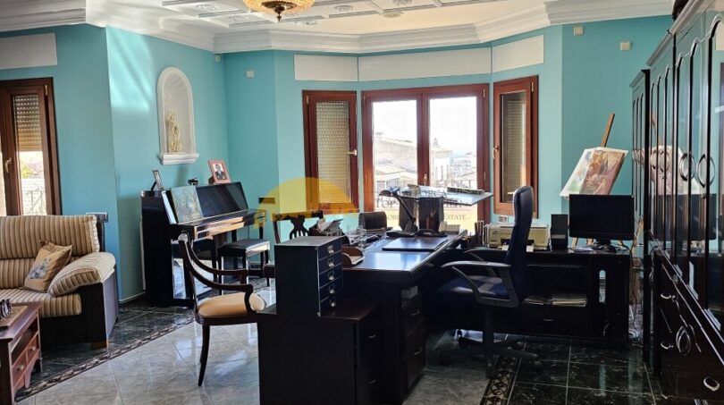 Elegantes Büro mit Kassetten­decke, Kronleuchter, türkisen Wänden und Marmorboden im Stadthaus Inca