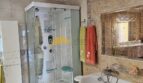 Luxusbadezimmer mit Whirlpool, Duschkabine und Marmorfliesen im Stadthaus Inca