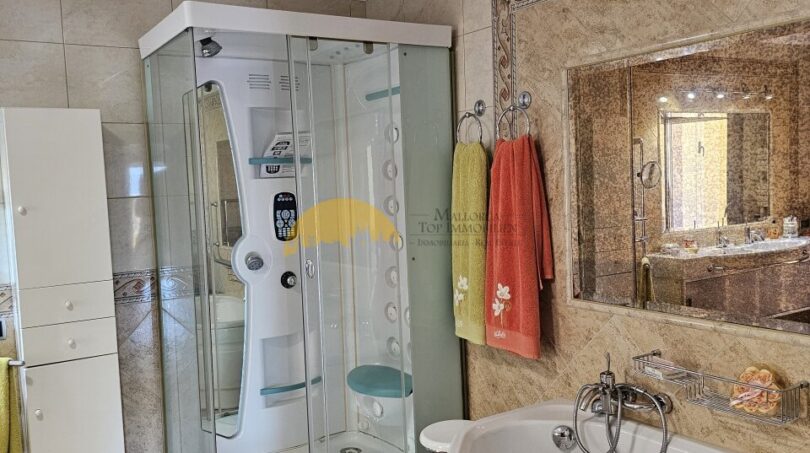 Luxusbadezimmer mit Whirlpool, Duschkabine und Marmorfliesen im Stadthaus Inca