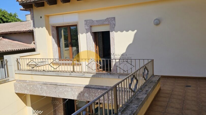 Großes Stadthaus in Inca: Terrassenbalkon mit Schmiedeeisengitter und mediterranem Ziegeldach
