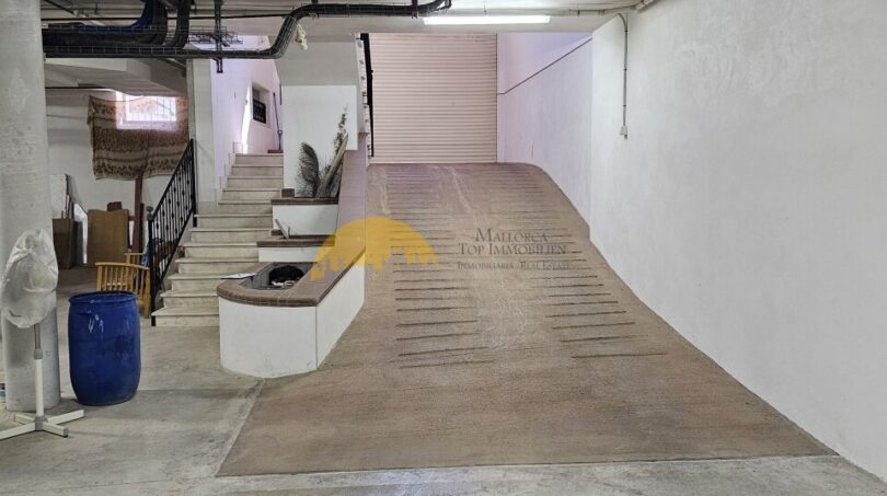 Tiefgarage mit Einfahrtsrampe, Betonboden und Treppenaufgang im Stadthaus Inca