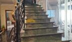 Elegante Marmortreppe mit schmiedeeisernem Geländer im repräsentativen Eingangsbereich des Stadthauses in Inca