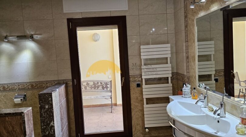 Elegantes Badezimmer mit Marmorfliesen, Doppelwaschbecken und Handtuchheizkörper im Stadthaus Inca