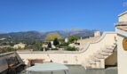 Dachterrasse des Stadthauses in Inca mit Rundtreppe, Gartenmöbeln und Blick auf die Tramuntana-Berge.