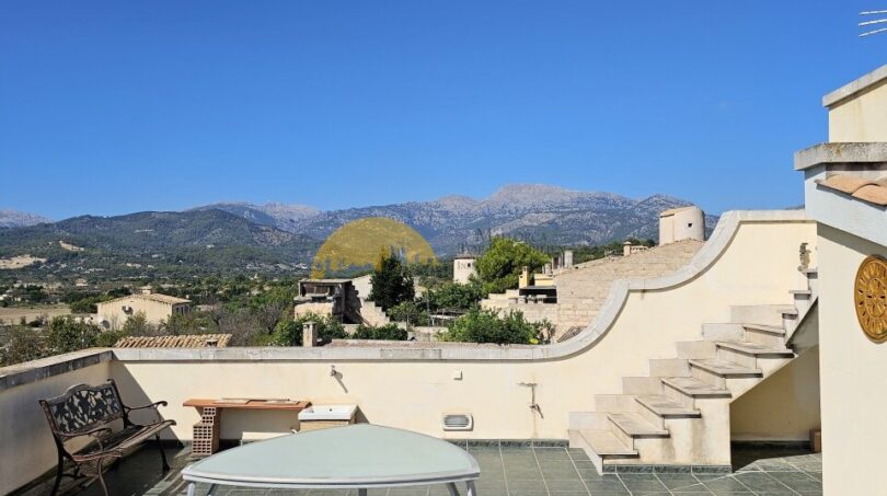 Dachterrasse des Stadthauses in Inca mit Rundtreppe, Gartenmöbeln und Blick auf die Tramuntana-Berge.