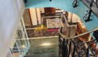 Geschwungene Marmortreppe mit schmiedeeisernem Geländer im eleganten Stadthaus in Inca