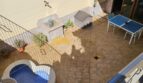 Innenhof des Stadthauses in Inca mit geschwungenem Pool, Terrassenfliesen und Tischtennisplatte