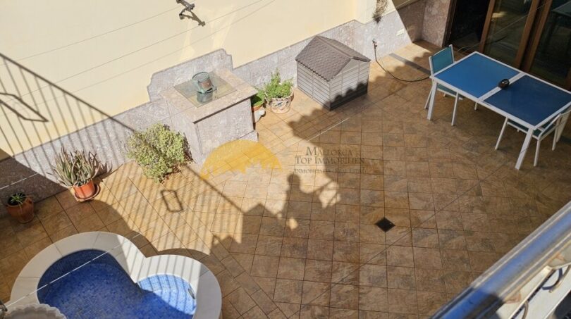 Innenhof des Stadthauses in Inca mit geschwungenem Pool, Terrassenfliesen und Tischtennisplatte