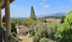 Balkon der Finca bei Inca mit Gartenblick, Olivenbäumen, Tanne und Panorama auf Ebene und Gebirge.