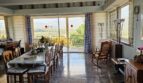Geräumiges Esszimmer der Finca mit langem Esstisch, Marmorboden und Panoramablick auf die Berge bei Inca.