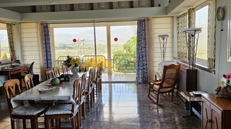 Geräumiges Esszimmer der Finca mit langem Esstisch, Marmorboden und Panoramablick auf die Berge bei Inca.