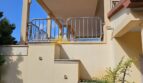Überdachter Balkon mit Edelstahlgeländer am Finca-Anwesen bei Inca, umgeben von mediterranen Pflanzen.