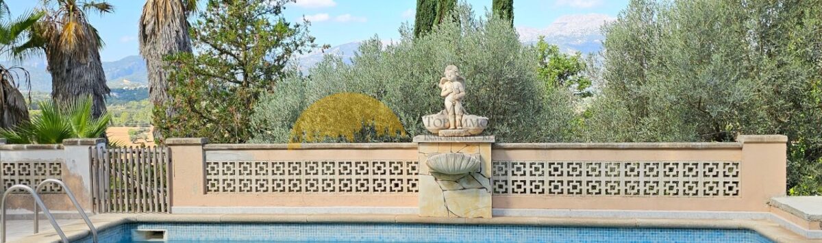 Privater Pool mit Pergola, Steinfigur und Panoramablick auf die Berge der Finca bei Inca.