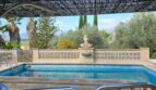 Privater Pool mit Pergola, Steinfigur und Panoramablick auf die Berge der Finca bei Inca.