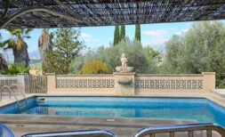 Privater Pool mit Pergola, Steinfigur und Panoramablick auf die Berge der Finca bei Inca.