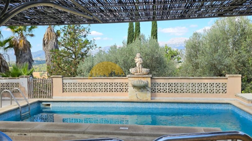 Privater Pool mit Pergola, Steinfigur und Panoramablick auf die Berge der Finca bei Inca.