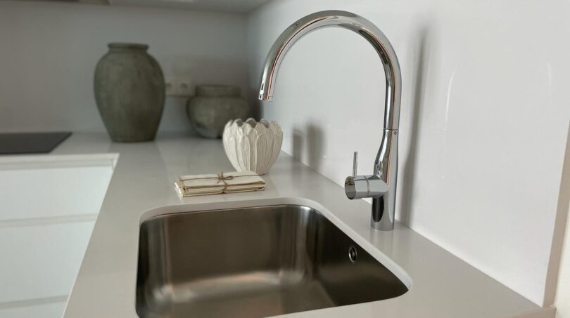 Moderne Einbauküche mit Edelstahlspüle und Chrom-Armatur in exklusiver Wohnung in Palma de Mallorca