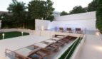 Eleganter Pool-Bereich mit Sonnenliegen und beleuchtetem Wasserbecken einer Luxuswohnung in Palma de Mallorca.