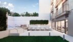 Moderne Poolterrasse mit Liegestühlen, Grünwand und Fitnessraum einer Luxuswohnung in Palma de Mallorca