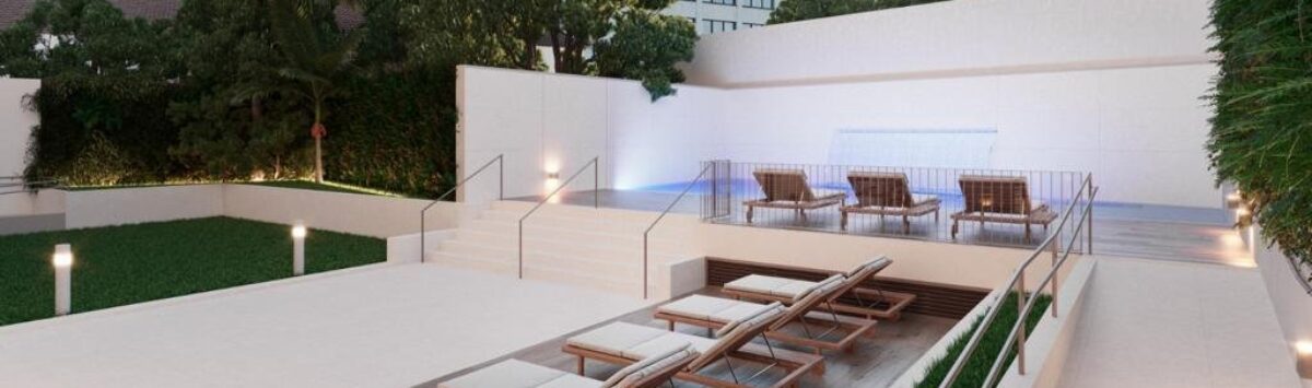 Luxuriöser Pool-Bereich mit Liegestühlen, mehrstufiger Terrasse und tropischen Bäumen in Palma de Mallorca.