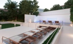 Luxuriöser Pool-Bereich mit Liegestühlen, mehrstufiger Terrasse und tropischen Bäumen in Palma de Mallorca.