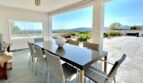Überdachte Terrasse mit Esstisch, Panoramablick auf Berglandschaft und Poolbereich in Villa Marratxí