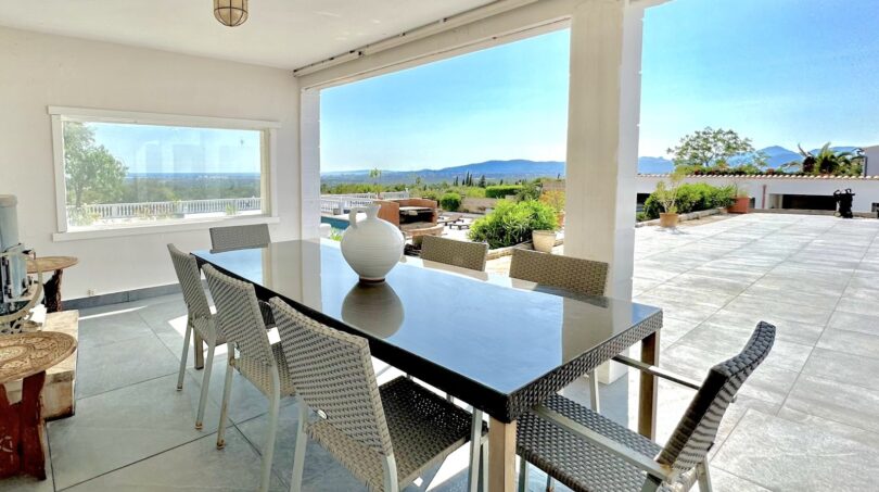 Überdachte Terrasse mit Esstisch, Panoramablick auf Berglandschaft und Poolbereich in Villa Marratxí