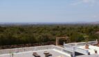 Luxus-Dachterrasse mit Pool, weißem Balustrade-Geländer und Panoramablick auf Mallorca in Marratxí