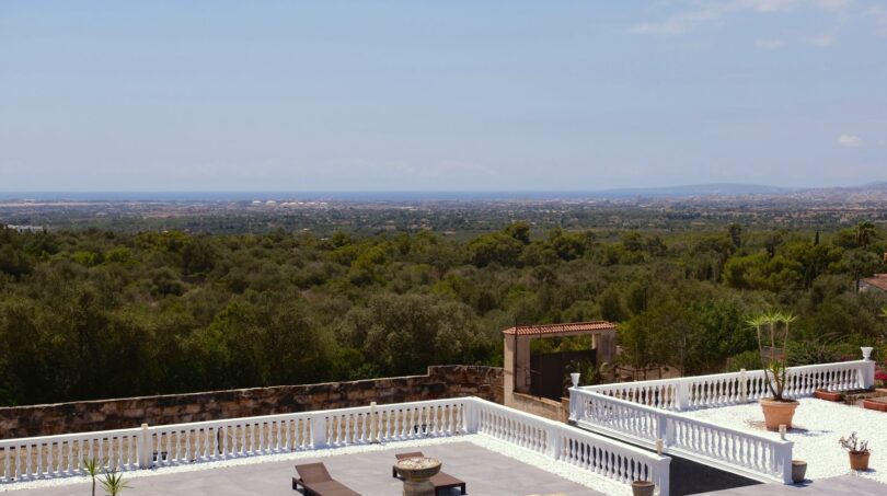 Luxus-Dachterrasse mit Pool, weißem Balustrade-Geländer und Panoramablick auf Mallorca in Marratxí