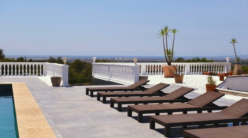 Luxuriöse Poolterrasse mit Sonnenliegen und Panorama-Meerblick, Villa Marratxí, Mallorca