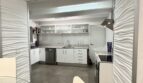 Moderne weiße Küche mit Granitarbeitsplatten, Geschirrspüler und Skylight in exklusiver Villa Marratxí
