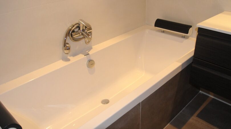 Modernes weißes Einbaubad mit Chromarmatur und dunklen Akzenten in exklusiver Villa Marratxí