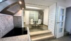 Moderne Küche mit Granitarbeitsplatte und erhöhtem Essbereich in exklusiver Villa in Marratxí