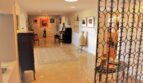 Eleganter Flur mit Marmorboden, Kunstwerken, Flügel und dekorativem Eisengitter in Luxusvilla Marratxí