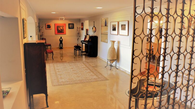 Eleganter Flur mit Marmorboden, Kunstwerken, Flügel und dekorativem Eisengitter in Luxusvilla Marratxí
