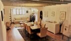 Elegantes Esszimmer mit Kronleuchter, Holzbalkendecke und angrenzendem Wohnbereich in Marratxí