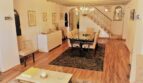 Elegantes Esszimmer mit Holzboden, Kronleuchter und Treppe in Villa Marratxí