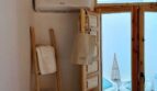 Zimmer mit Klimaanlage, Handtuchleiter und Holztür zum Außenbereich mit Sitzsäcken in Palma-Wohnung