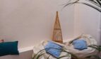 Gemütliche Sitzecke mit Beanbags, blauen Kissen und Rattandeko in heller Erdgeschosswohnung in Palma