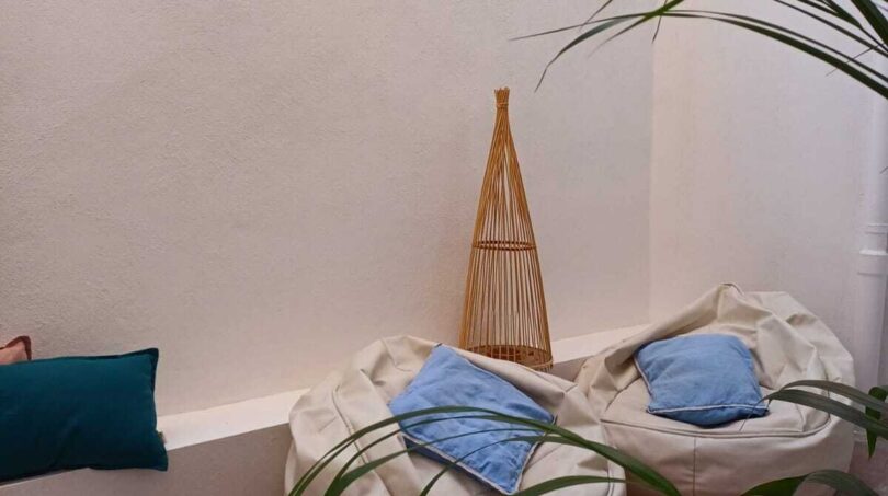 Gemütliche Sitzecke mit Beanbags, blauen Kissen und Rattandeko in heller Erdgeschosswohnung in Palma