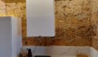 Moderne weiße Küche mit Marmorarbeitsplatte und original Natursteinwand in Erdgeschosswohnung in Palma