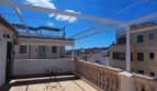 Sonnige Dachterrasse mit Pergola, Balustrade und Stadtblick in Palma de Mallorca