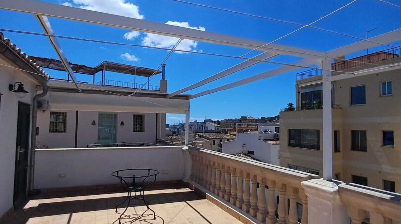Sonnige Dachterrasse mit Pergola, Balustrade und Stadtblick in Palma de Mallorca