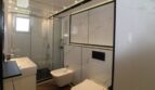 Modernes Bad mit Glasdusche, Bidet, WC und Marmorfliesen in kernsanierter Duplex-Wohnung Palma