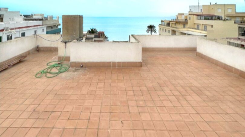 Geräumige Dachterrasse mit Fliesenboden und Meerblick in Duplex-Wohnung, Palma de Mallorca