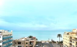 Blick von der Dachterrasse der Duplex-Wohnung auf das türkisblaue Mittelmeer in Palma de Mallorca