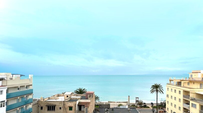 Blick von der Dachterrasse der Duplex-Wohnung auf das türkisblaue Mittelmeer in Palma de Mallorca