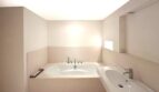 Elegantes Badezimmer mit Einbaubadewanne und Waschtisch in hochwertiger 3-Zimmer-Wohnung in Palma de Mallorca.