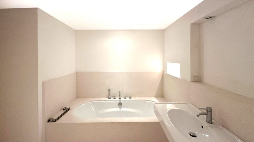 Elegantes Badezimmer mit Einbaubadewanne und Waschtisch in hochwertiger 3-Zimmer-Wohnung in Palma de Mallorca.