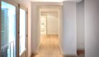 Heller Flur mit Holzboden und Blick ins Bad in renovierter 3-Zimmer-Wohnung in Palma de Mallorca